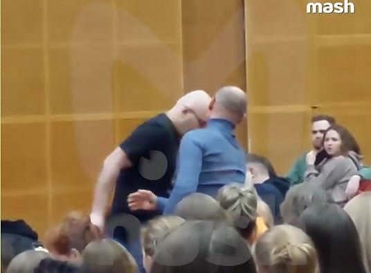 Сатья Дас избил женщину во время своего выступления