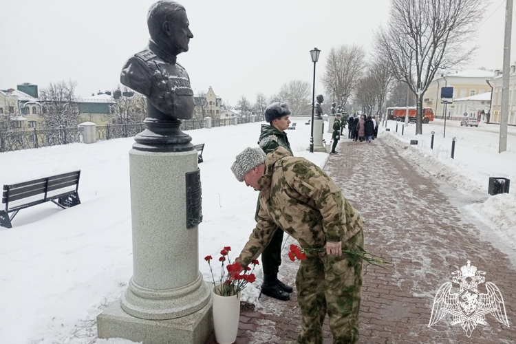 Росгвардейцы почтили память Героев Отечества в Костроме