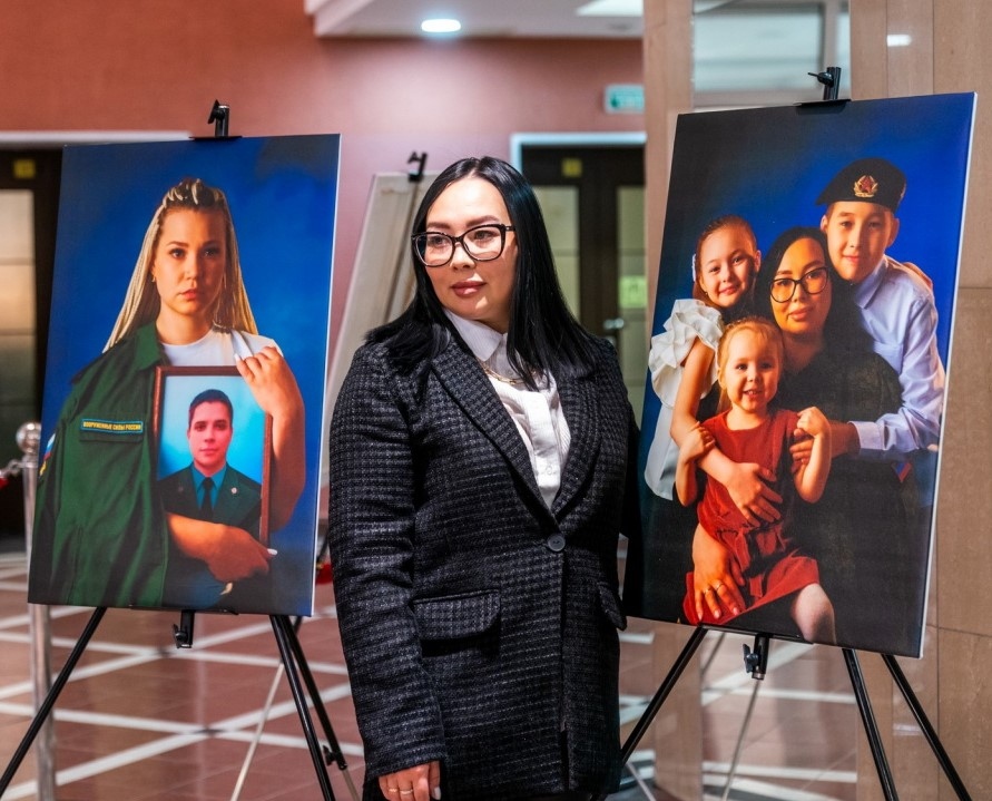 В Ханты-Мансийске открылась фотовыставка «Жена героя»