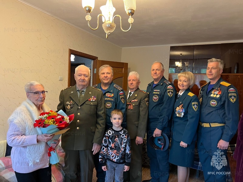 Участницу Курской битвы Клавдию Вьюговскую поздравили сотрудники Главного управления
