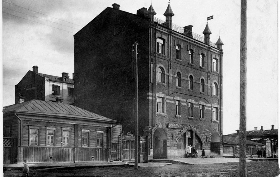 Небоскреб - бывший доходный дом предпринимателя Аверина, построен в 1915 г., первый этаж здания занимала фирма Зингер (ул.Гоголя, 76)