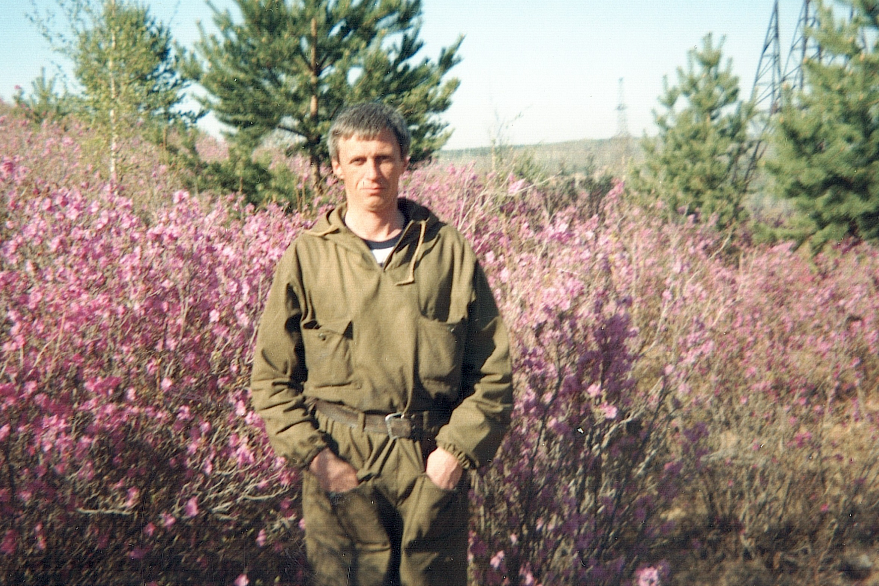 1999 год, где-то в Амурской области на фоне цветущего багульника.