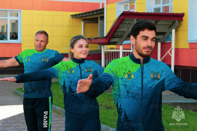 Зарядка с чемпионами: юные таланты МБОУ «Центр образования №7» вдохновлены примером сборной Югры по пожарно-спасательному спорту