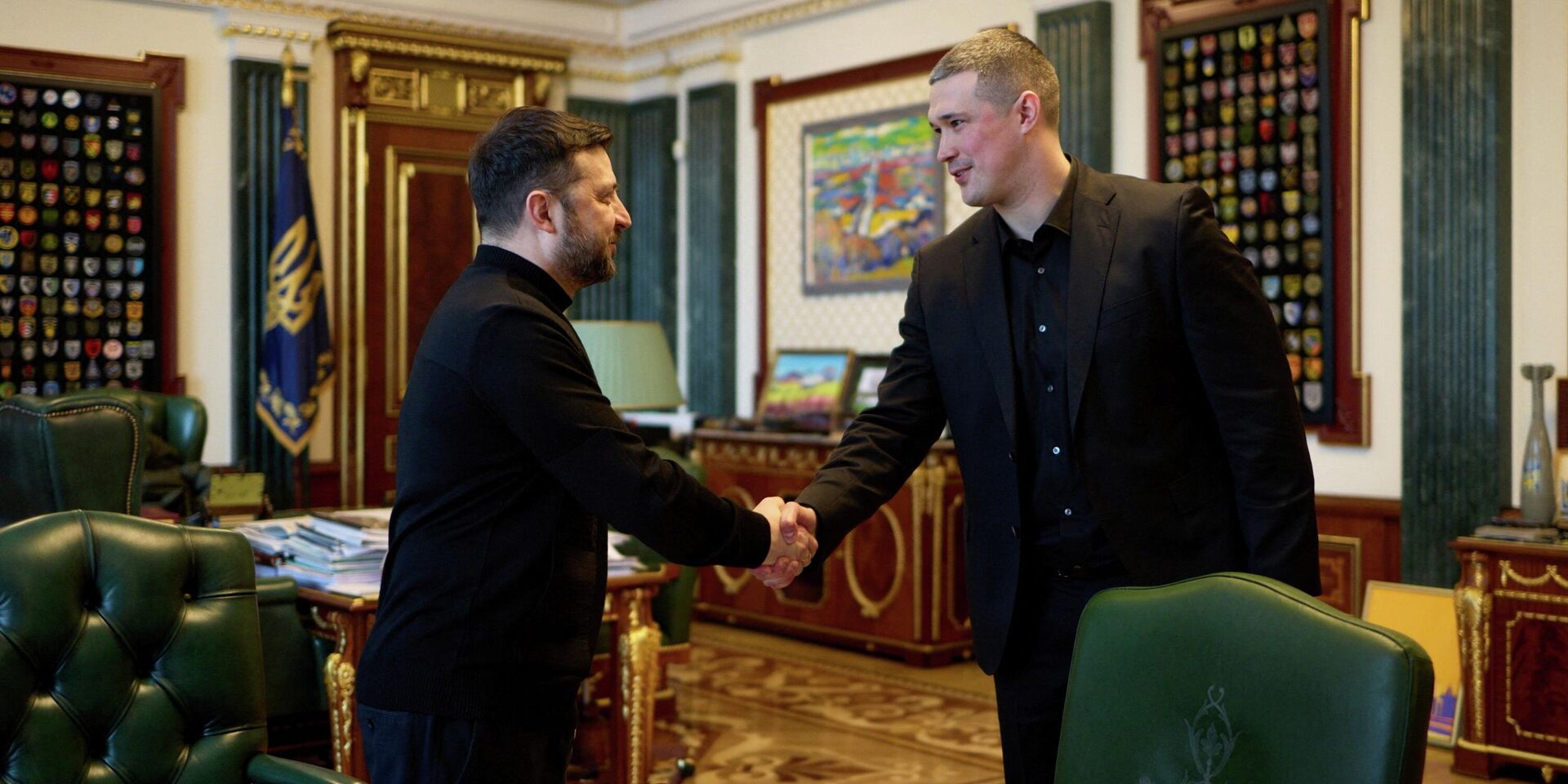 Владимир Зеленский и новый министр обороны Украины Михаил Федоров пожимают друг другу руки - ИноСМИ, 1920, 13.02.2026