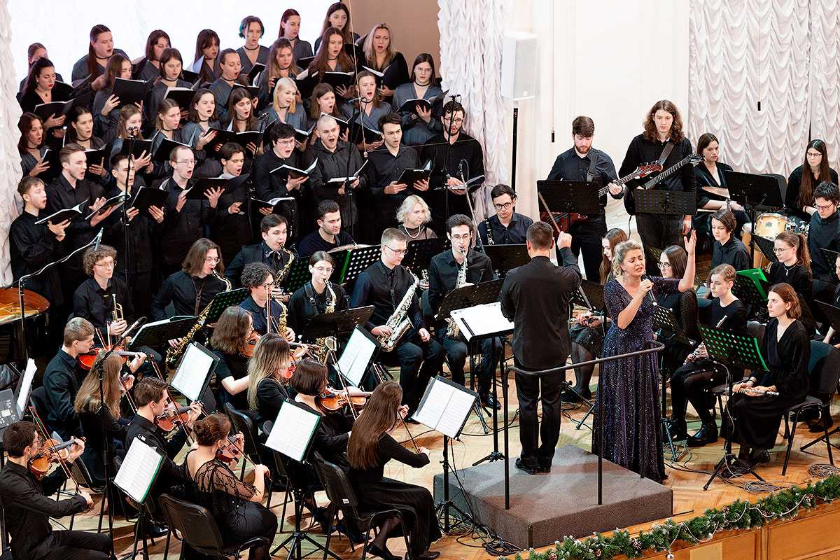 Русские народные песни, музыка Нового года и Рождества звучали в Белом зале 