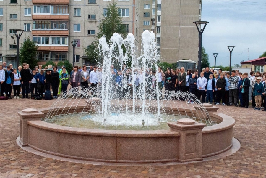 В Северске открыли новый сквер с фонтаном