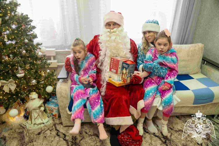 Дед Мороз специального назначения: кубанские росгвардейцы исполняют детские мечты