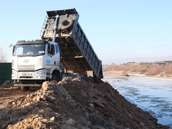 В Чите начались аварийно-восстановительные работы на реке 