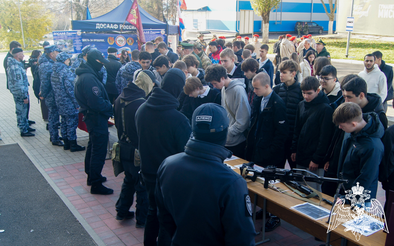 В Ростове-на-Дону Росгвардия представила экспозицию, приуроченную ко Всероссийскому дню призывника
