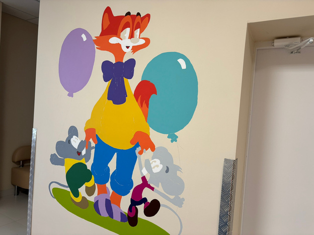 Завершающий штрих: художники украсили новую поликлинику для детей в Слободском