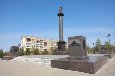Андрей Воробьев возложил цветы к стеле «Город воинской славы» в Можайске