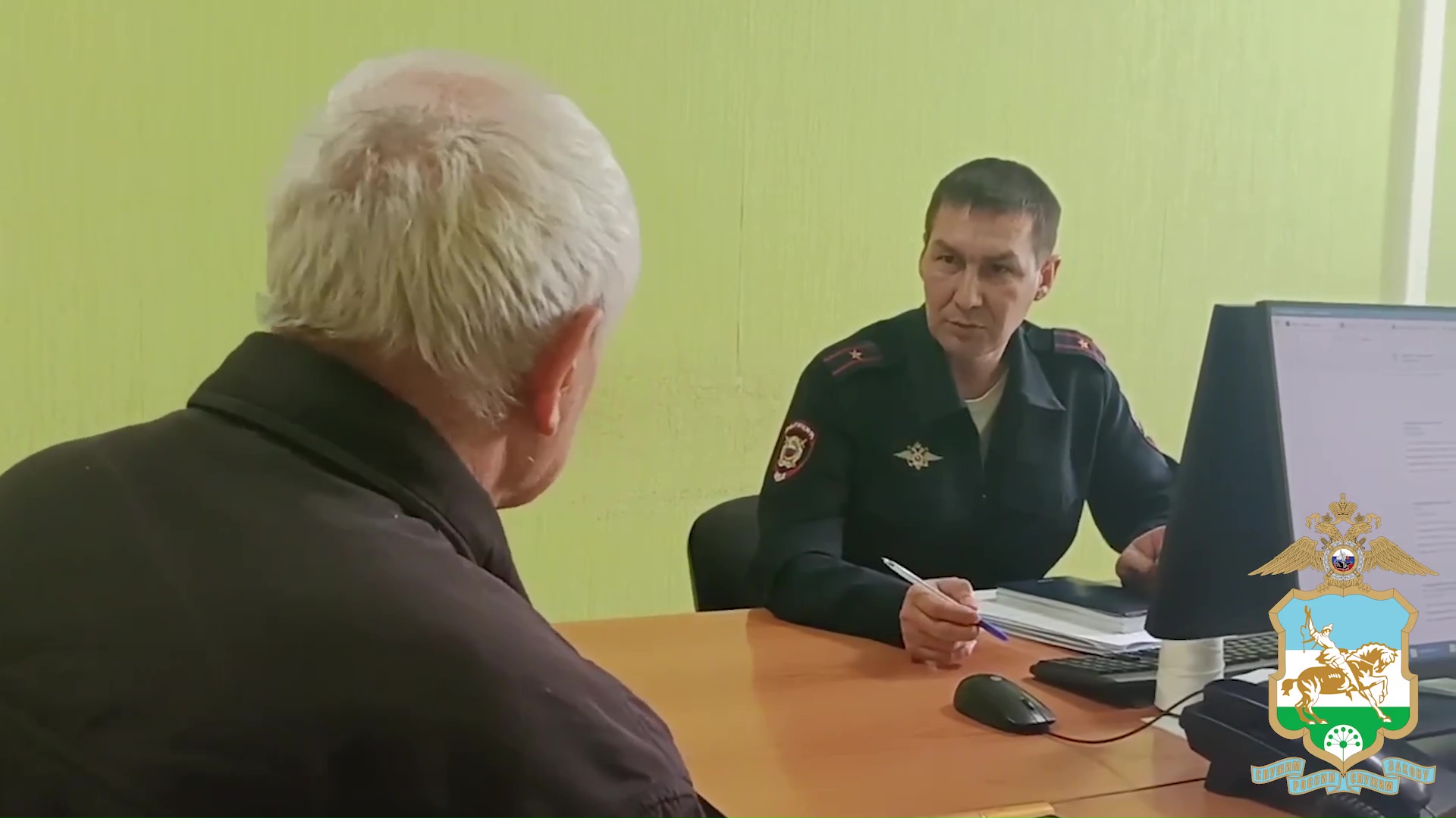 В Башкирии бдительный таксист передал в полицию деньги пенсионера, спасенные от мошенников