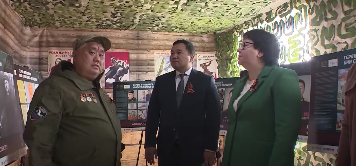 В Калмыкии в преддверии Великой Победы открыли первую передвижную выставку в честь героев спецоперации