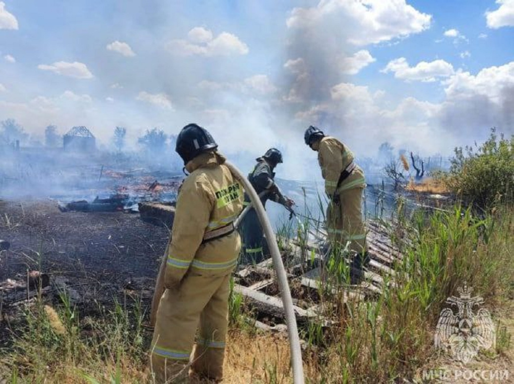 В Астрахани и 4 районах области ожидается запах гари из-за возгорания растительности