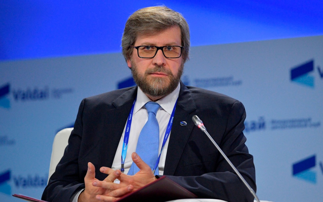 Лукьянов назвал отвлекающим маневром нагнетание Киевом ситуации вокруг парада