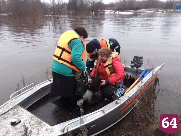 Саратовские спасатели на лодке эвакуировали подростка с высокой температурой