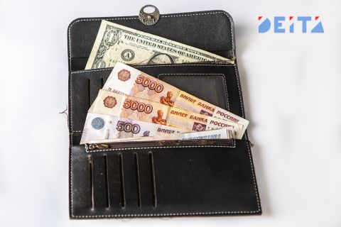 Эксперт объяснил, кому лучше не менять рубли на доллары