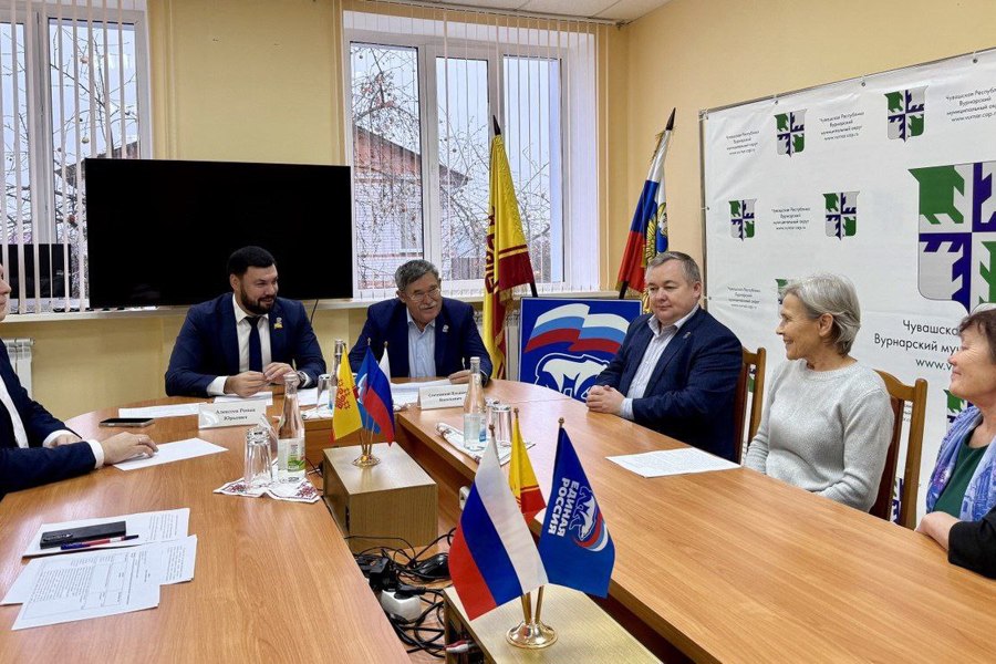 Депутаты Роман Алексеев  и Владимир Свешников в Вурнарах провели прием граждан