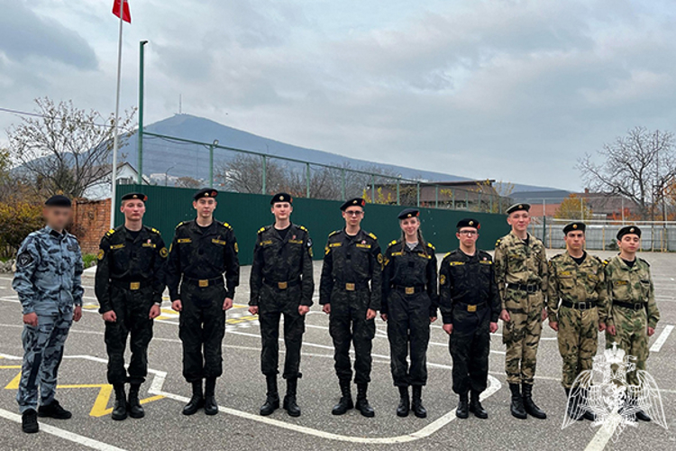 Под руководством сотрудника Росгвардии юнармейцы успешно сдали юнармейский норматив в Пятигорске