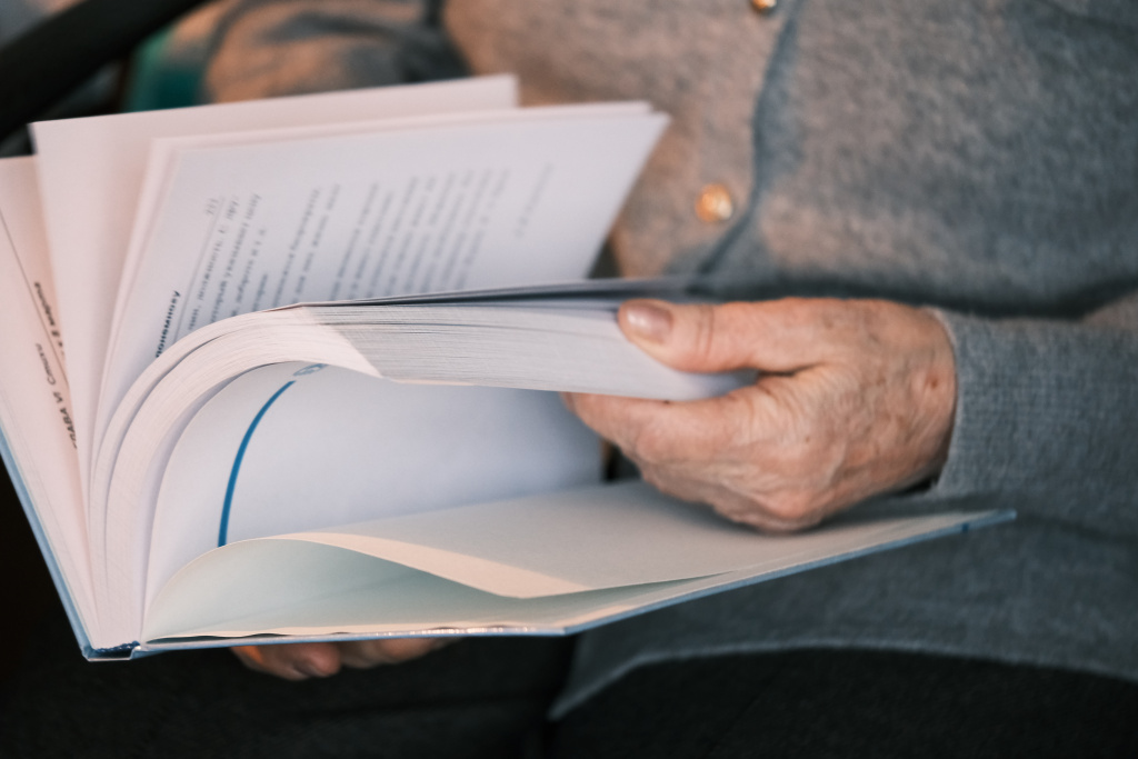 2_Ирина Самсоновна с книгой.JPG