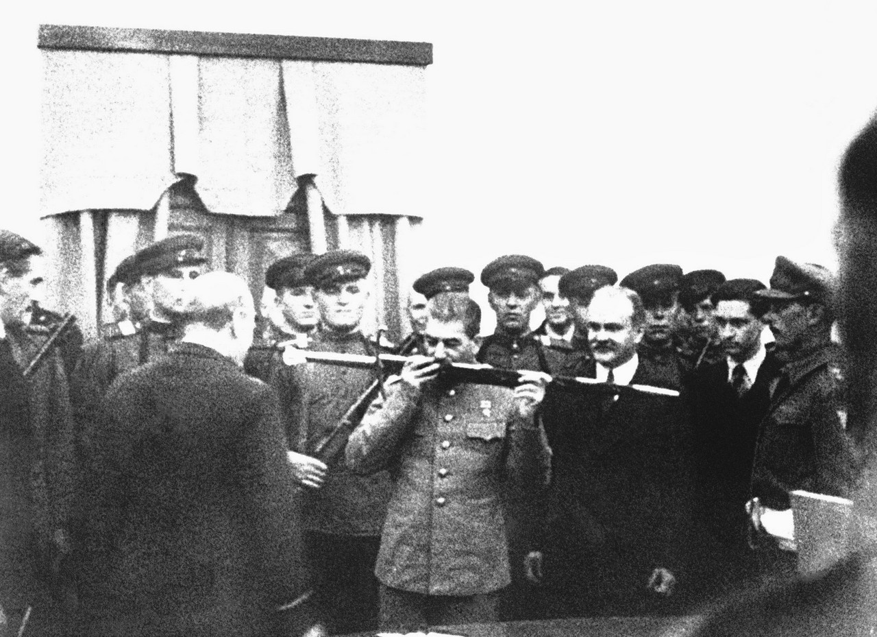 Иосиф Сталин целует «Меч Сталинграда» - наградной меч, изготовленный по специальному указу короля Великобритании Георга VI в знак восхищения мужеством и стойкостью защитников города, 29 ноября 1943 г.
