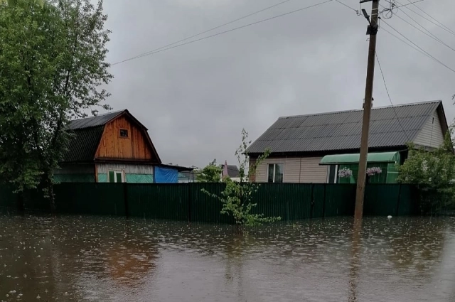 Большая вода подступает к домам.