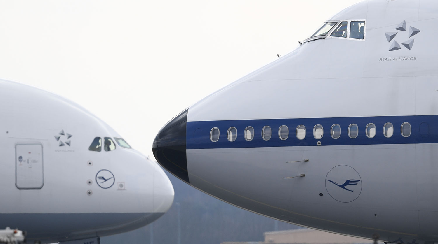 Как отличить самолеты. Airbus a380 и Boeing 747. Боинг против аэробуса. Boeing Airbus. Боинг Эрбас.