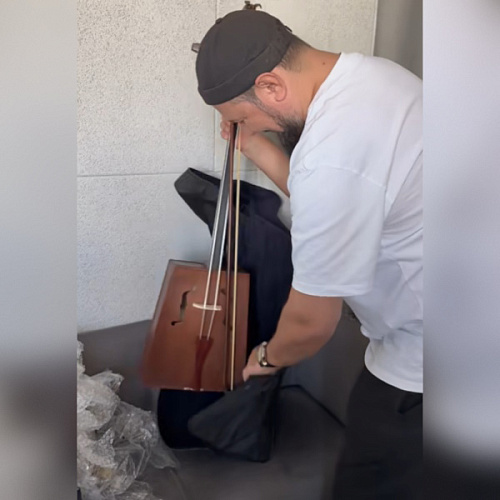 Знаменитой группе Ay Yola, снявшей клип в Бурятии, подарили моринхур