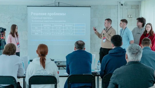 Команда студентов на защите проекта по разработке инновационного зубного имплантата