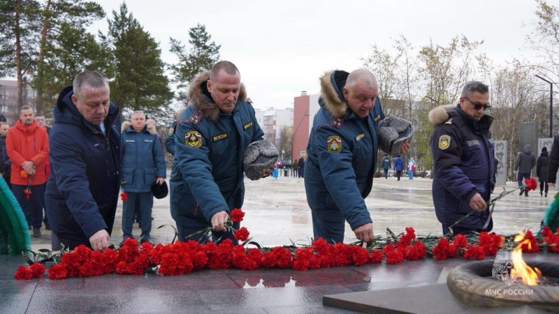 В Ноябрьске проходит второй день «Конгресса безопасности Арктики 2024».День начался с возложения цветов к мемориалу на площади Памяти.