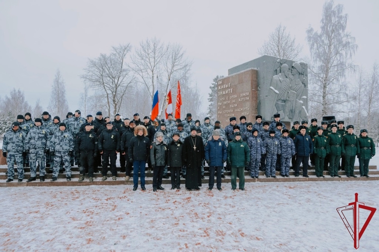 На Невском пятачке сотрудники и военнослужащие Росгвардии почтили память павших защитников Ленинграда