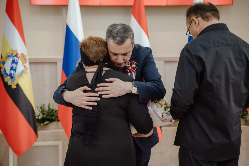 Хинштейн вручил награды курским силовикам и добровольцам
