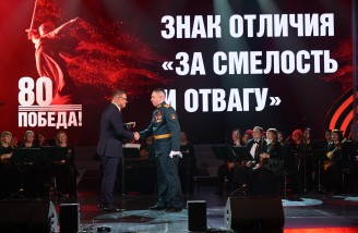 На торжественном концерте к юбилею Великой Победы Алексей Текслер вручил награды героям спецоперации и волонтерам