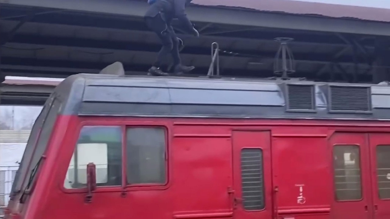 Что есть на крыше электрички. Крыша поезда.