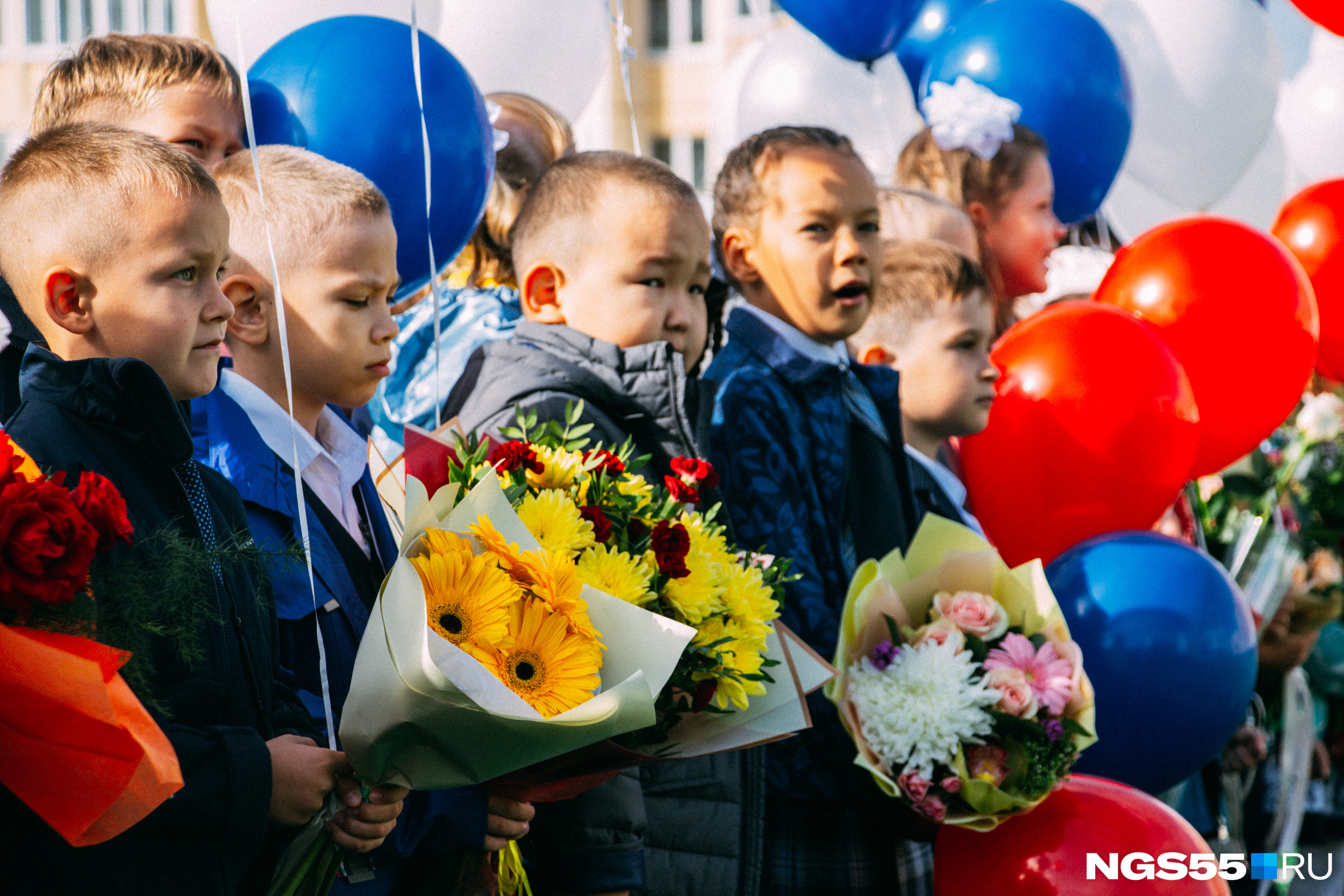 Песня 11 класса на линейке 1 сентября. Школьная линейка 1 сентября. Дети на линейке первого сентября. 1 Сентября линейка 1 класс. 1 Сентября 2022.