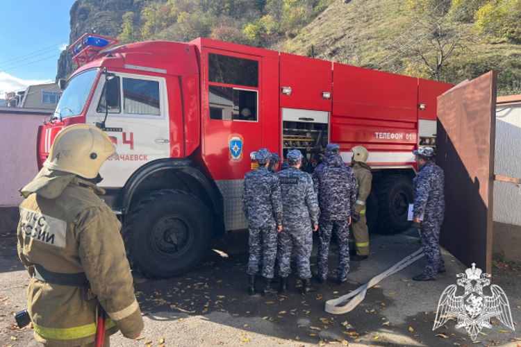 Совместное занятие сотрудников Росгвардии и МЧС прошло в Карачаевске