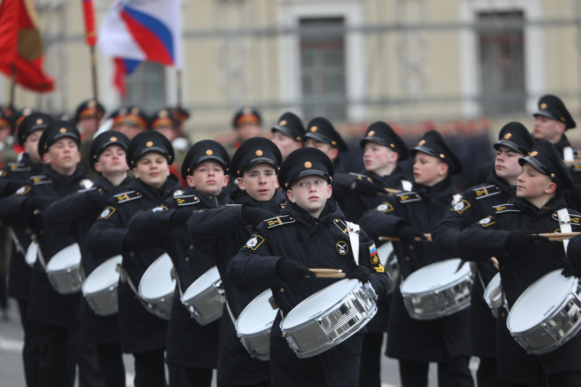 Рисунки детей парад Победы на Дворцовой площади.