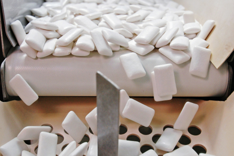 СИБУР заходит и в совсем экзотичные ниши. Например, «Нижнекамскнефтехим» в этом году получил сертификат «Халяль» на свои каучуки — он будет идти в жевательные резинки