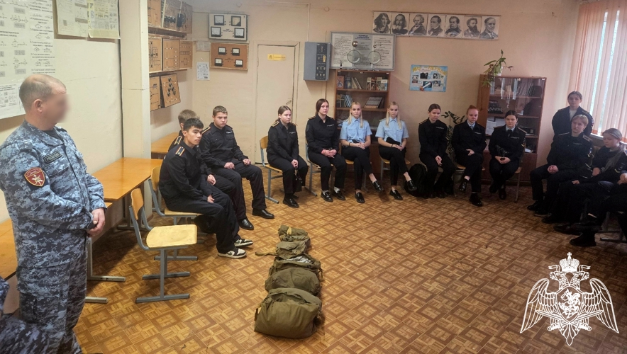 Новгородские росгвардейцы приняли участие в Дне призывника и провели для молодежи соревнования по РХБЗ защите