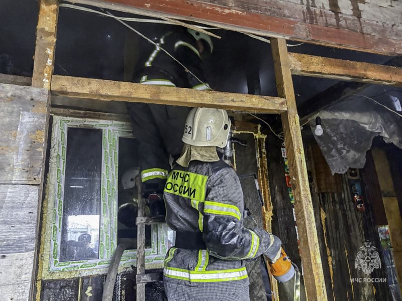 За минувшие сутки омские огнеборцы ликвидировали девять пожаров