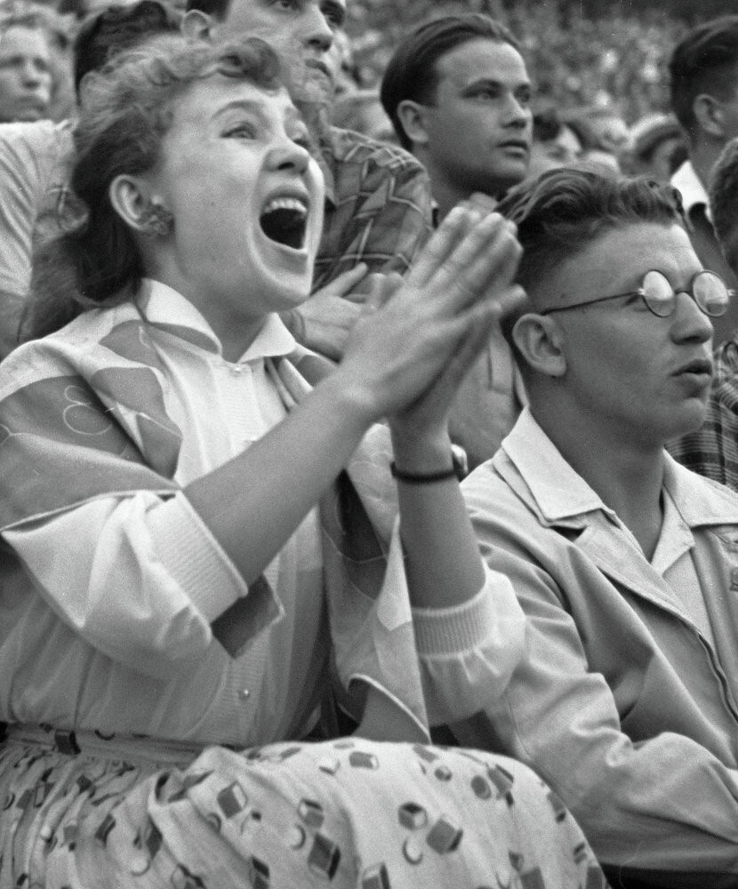 Надежда Румянцева на футбольном матче, 1958 год