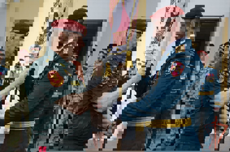 Первый заместитель директора Росгвардии генерал-полковник Юрий Яшин вручил вымпел директора Росгвардии Центру специального назначения «Витязь»