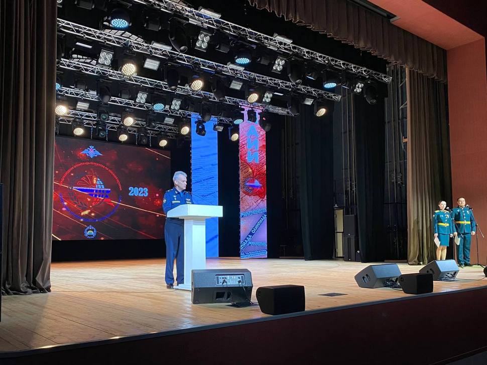 Новогодняя елка в кремле. Елка мадам тупиковой екатеринбург. Елка в доме офицеров 2023. Работники дома офицеров красноярск. Детские декорации новогодний спектакль.