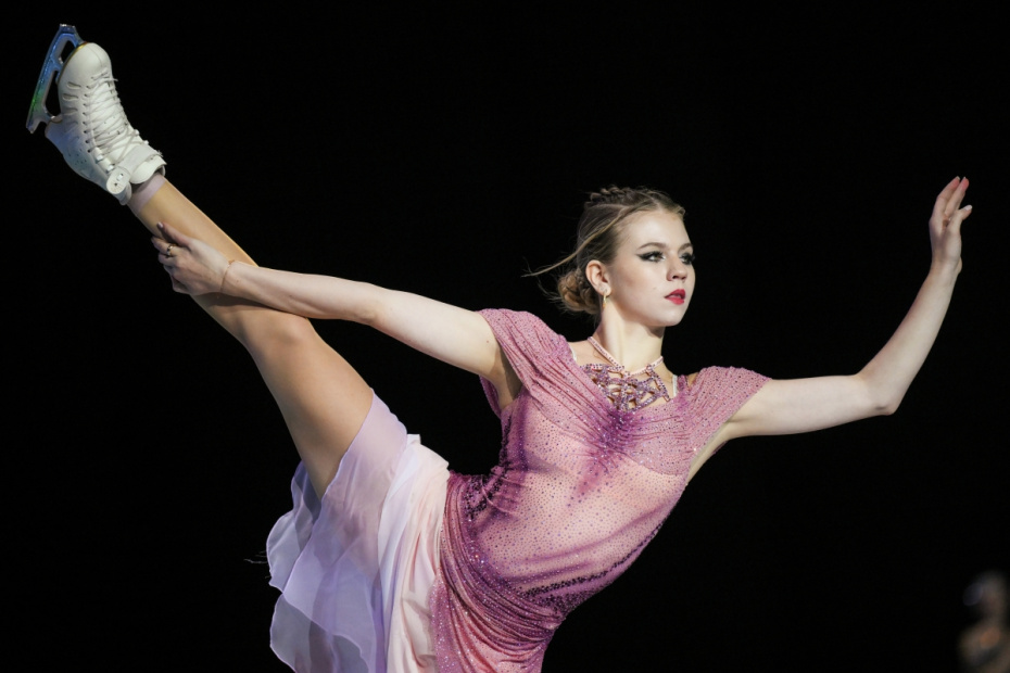 Александра Трусова в роли феи Карабос в ледовом шоу Евгения Плющенко «Спящая Красавица» в концертном зале «Live Арена» в Московской области