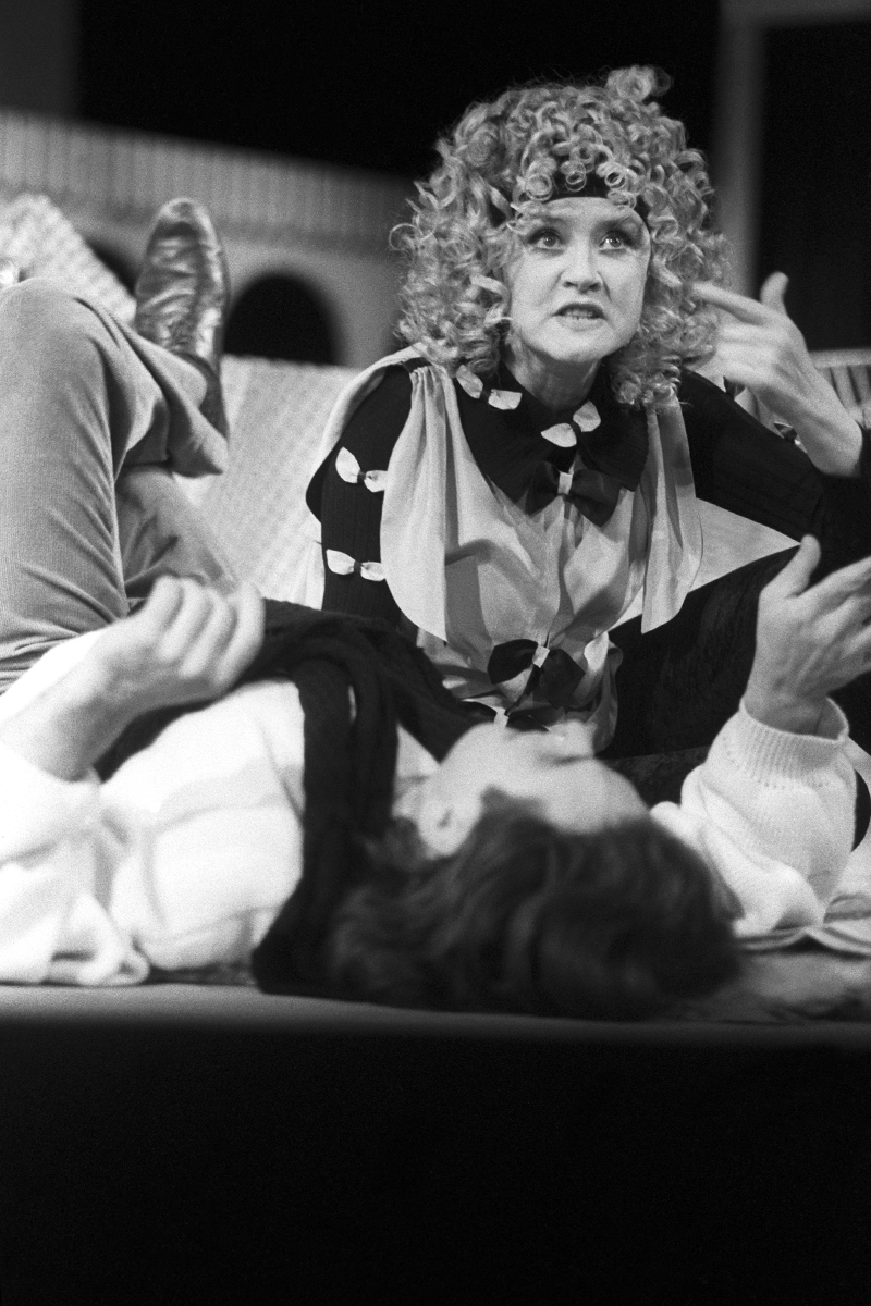 Москва. Драматический театр имени А. С. Пушкина. Спектакль «Французский бенефис» по пьесе Марселя Беркье-Маринье и Марселя Митуа. Вера Алентова и Алексей Ермаков в сцене из спектакля, 1994 год