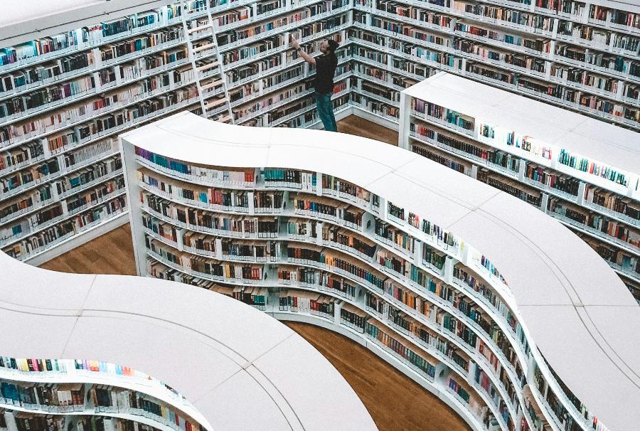 Чтение — это интересно. Сегодня открывается 20‑й Санкт-Петербургский международный книжный салон | ФОТО Fahrul Azmi on Unsplash