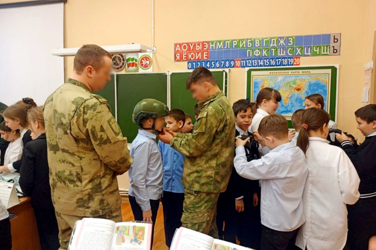 Военнослужащие казанского батальона Росгвардии провели урок мужества для школьников