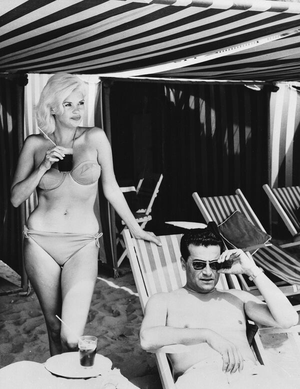 Американская киноактриса Джейн Мэнсфилд на пляже Лидо в Венеции, 1962 год. - Sputnik Грузия