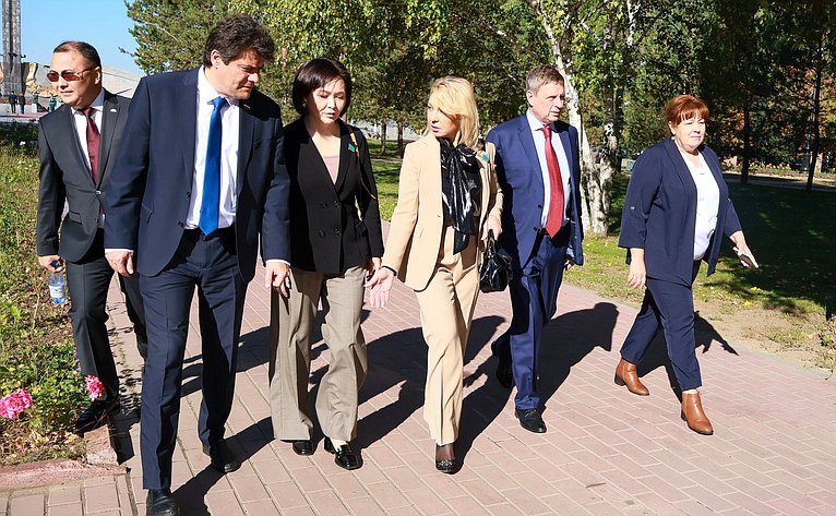 Делегация Совета Федерации приняла участие в возложении цветов к мемориальному комплексу погибших воинов и героев Великой Отечественной войны «Победа»