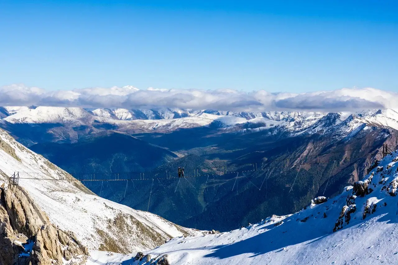 Сход снежных лавин вновь возможен в горах Карачаево-Черкесии. Фото. © Пресс-служба курорта Архыз